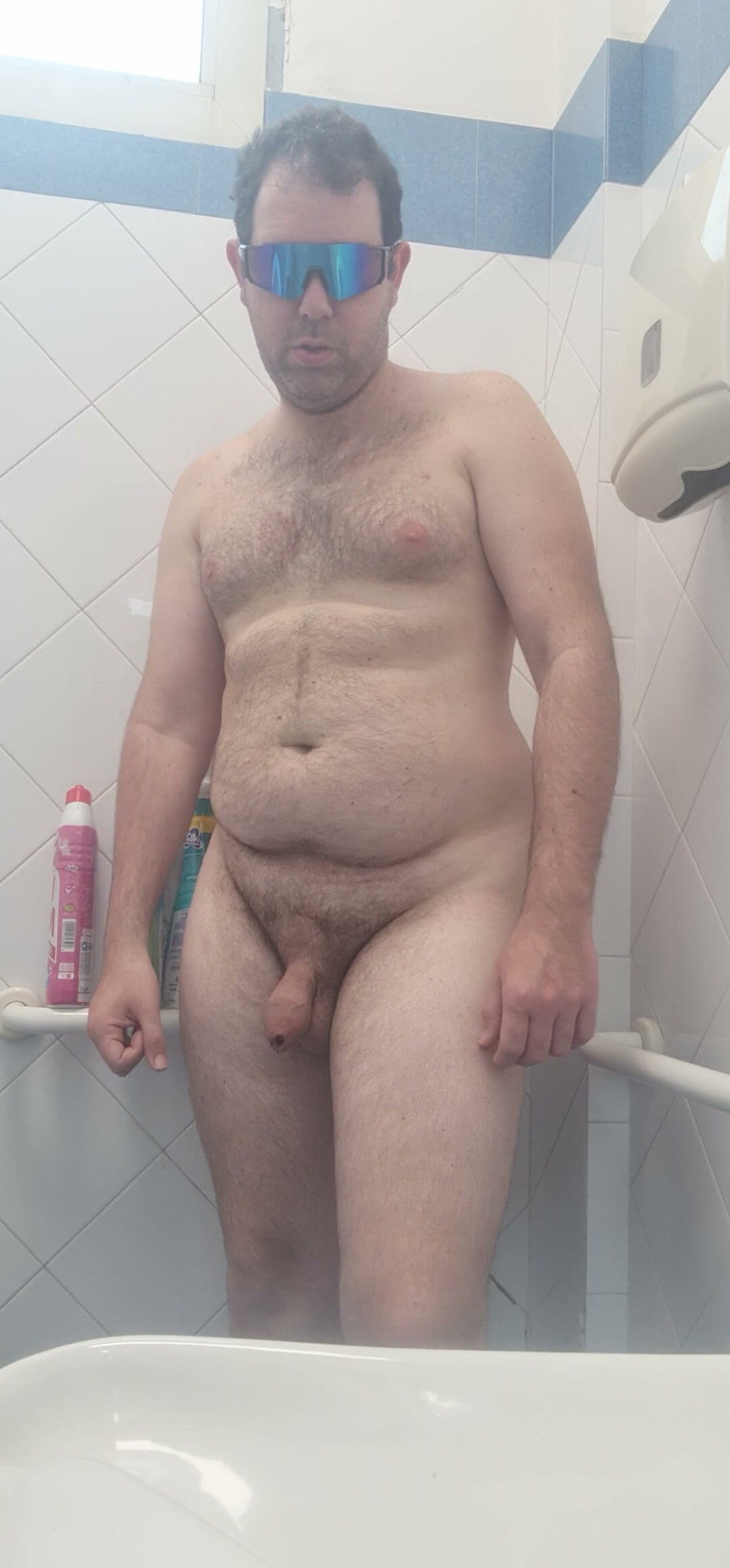 Mirko2589: Tout nu dans la salle de bain