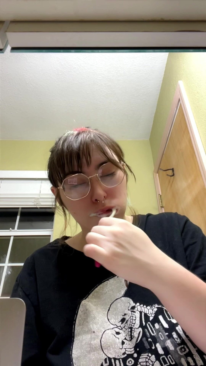 Mushroombitchx: Spălându-mi dinții