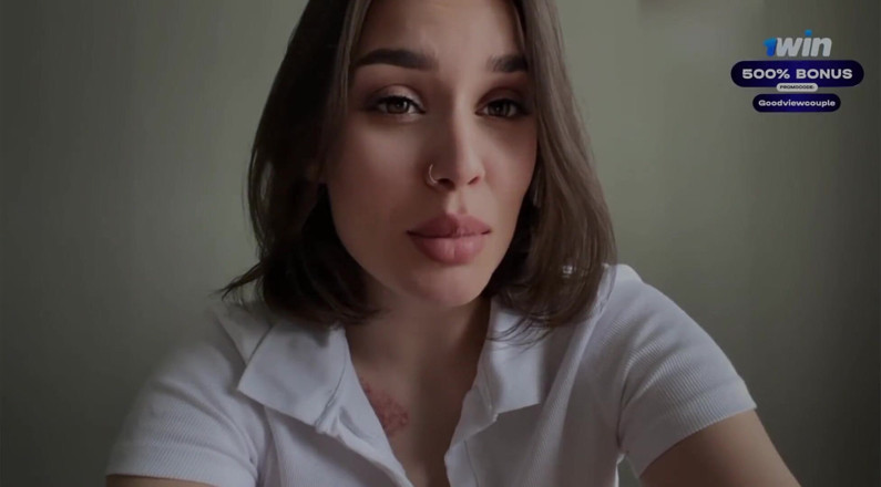 Good_view: Sexy meisje vroeg haar vriendin om haar op video te...