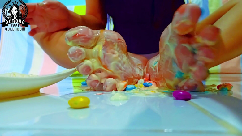 Queen Aurora: Dağınık tabanlarımı yala!