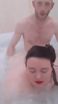 Cazzo bbW nella vasca idromassaggio alla pecorina
