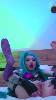 Sexy kočička Jinx z League of Legends má velké dildo zábavu