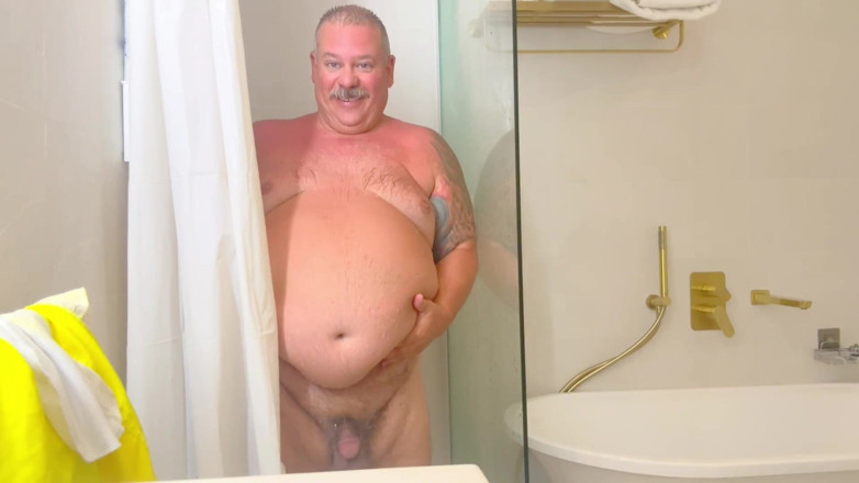 Hand-Free-Daddy-Chub: Fette Maskulin, Riesiger Bär, Unter Der Dusche Beim Spielen Erwischt
