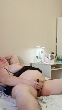 Tchýně masturbuje své velké díry