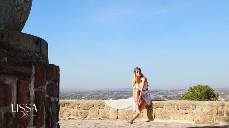 Lissa Brown: Din gudinna onanerar utomhus