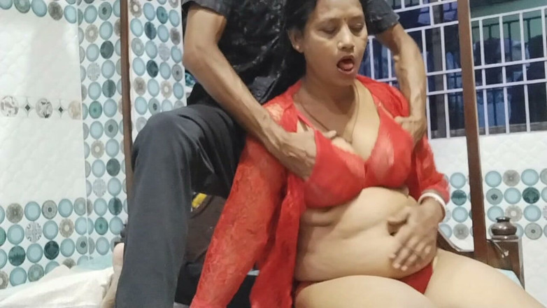 Indian anty hot sex: 남편의 친구를 초대하고, 그와 섹스를 했고, 흑인 대물 자지에 종사하는 '아줌마'를 즐겼어