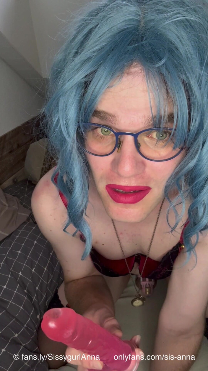 Sissygurl Anna: Kadın kılıklı Anna dildo emerken babasıyla konuşuyor