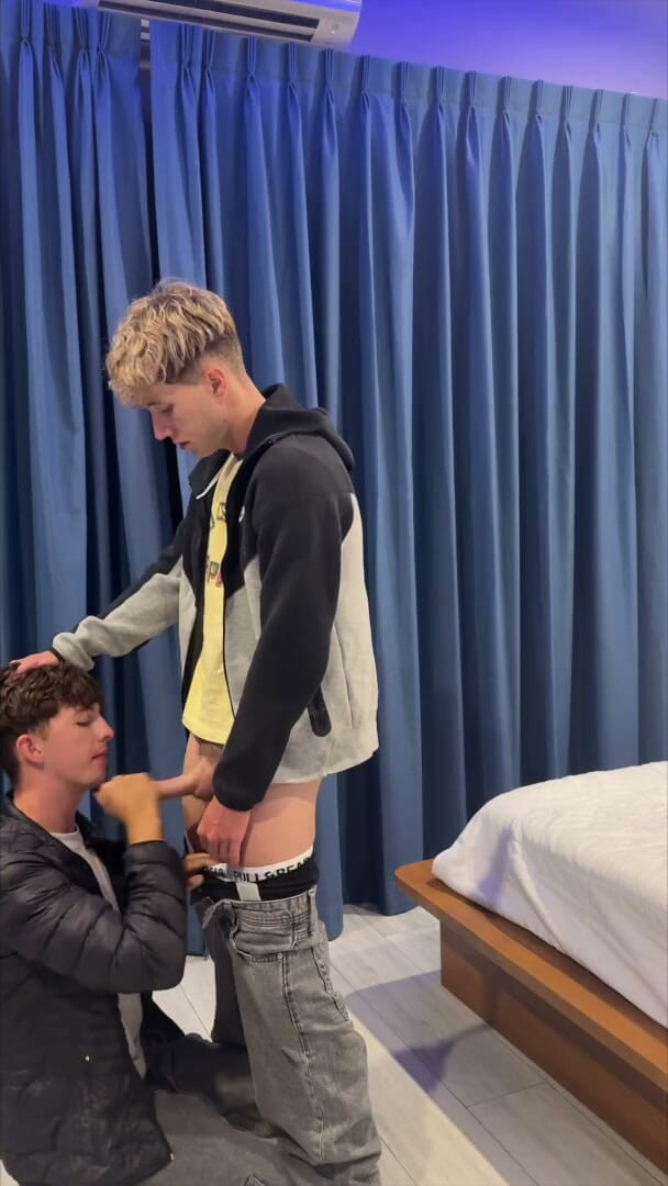jakeandbailey: Blonďatá Twink mu snědí a saje zadek