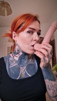 Gerçekçi bir dildoda oral seks