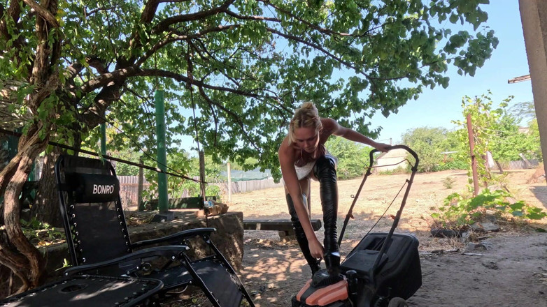 HotPrincessUA: Cranking in Sexy Platform Shoes Lawn Mower &amp; Car Wont Start