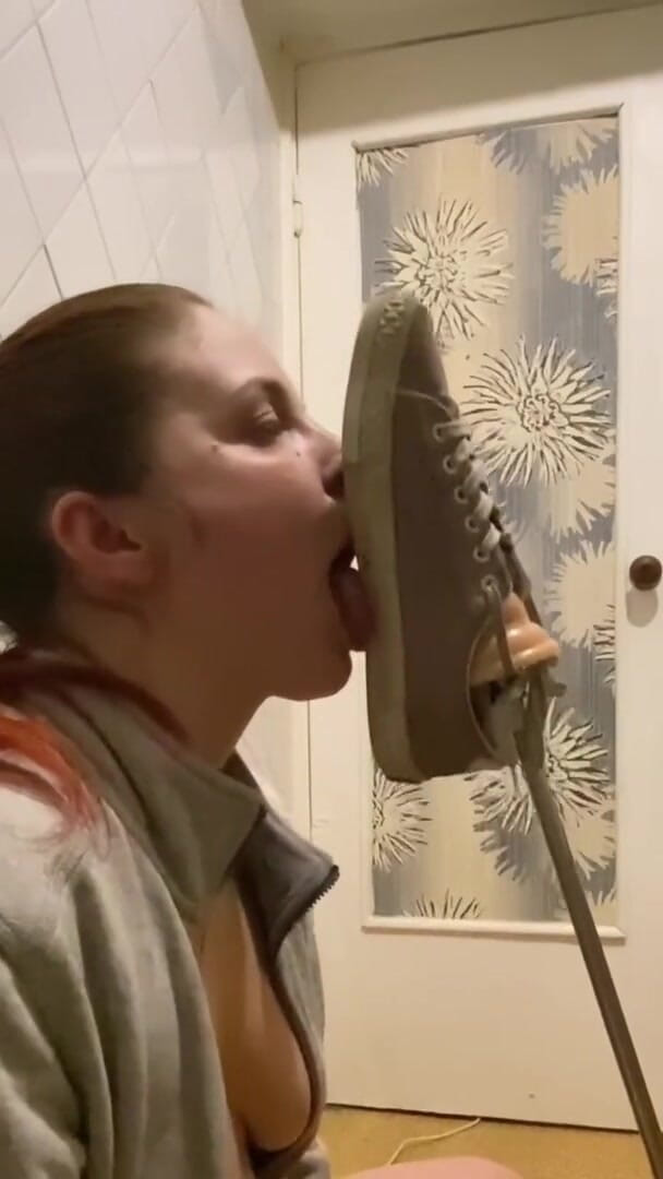 Elena917: Licking shoe soles from fuck machine