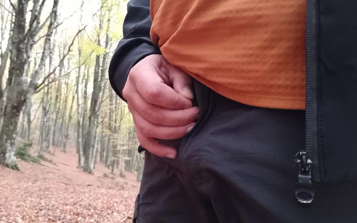 Kinky Guy: Orinar en el bosque