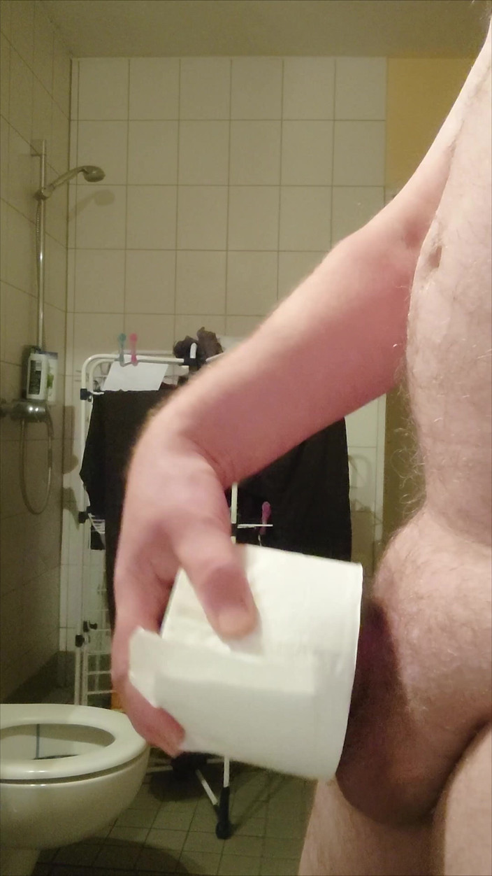 Carmen_Nylonjunge: Role toaletního papíru a malý penis
