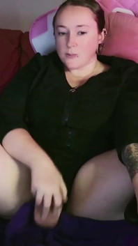 Gadis streamer lagi asik ngentot memeknya pakai dildo