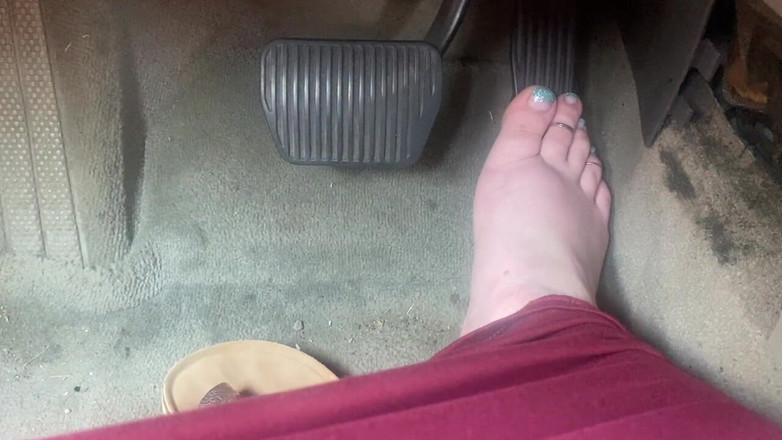 BellaBlast: Pedálová pumpa v sandálech - jízda jednou nohou na plyn a...