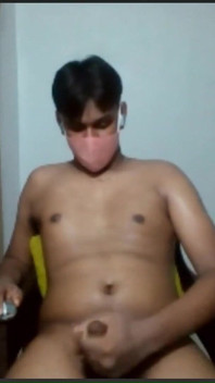 Un tip maro își masturbează pula neagră și împușcă o încărcătură de spermă