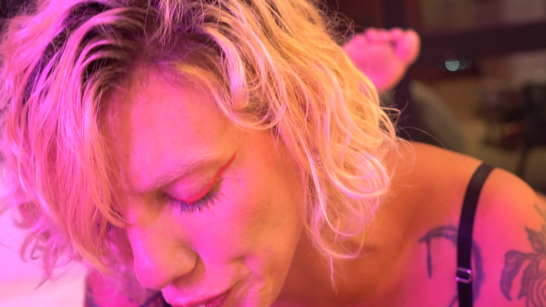 Docedeleite: Pirang panas melakukan seks oral dan masturbasi di belakang panggung.