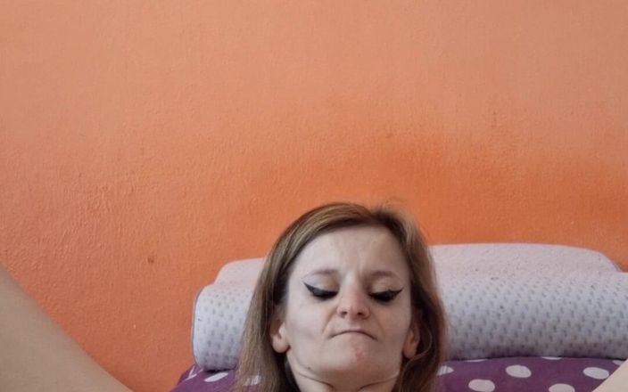 MollyVIP: Futând cu degetele pizda mea mică și strâmtă