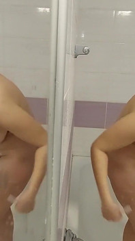Une femme amateur sexy se rase les jambes. Chatte latina, gros seins, gros cul