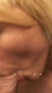 두 자지 따먹기 후 얼굴을 수정하는 금발