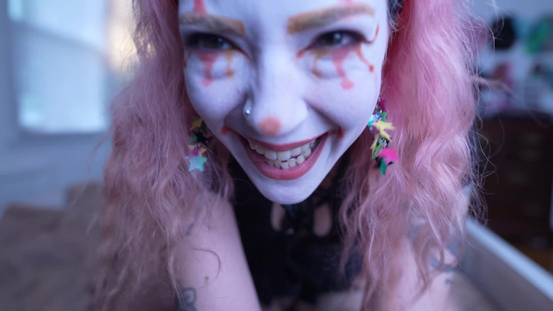 lilredvelvettt: ピエロの女の子があなたを寝取る