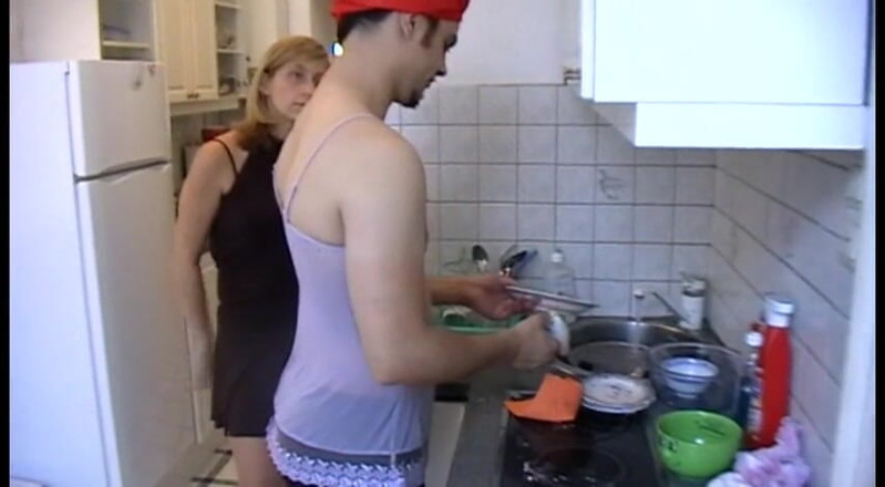 Femdom Austria: Crossdresser - esclava limpia su cocina