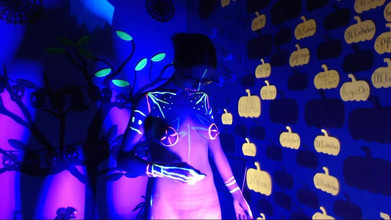 Lacey Bloom: Live svart ljus kroppsfärgshow 4256