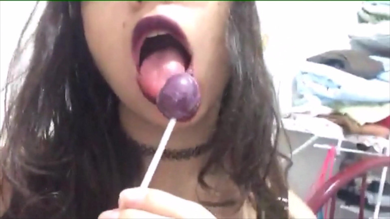 Adorable Teen: Проверяю мою мокрую и тугую девственную киску с различными очень приятными и сладкими вещами!! Джиджи