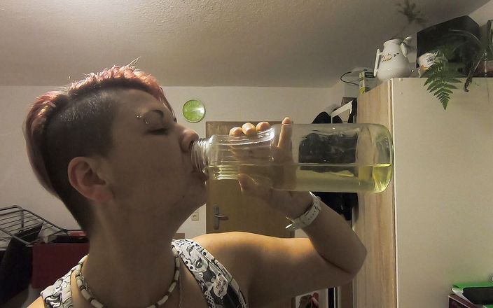 Carrotcake19: Drinking our own pee from a bottle as tea-pee