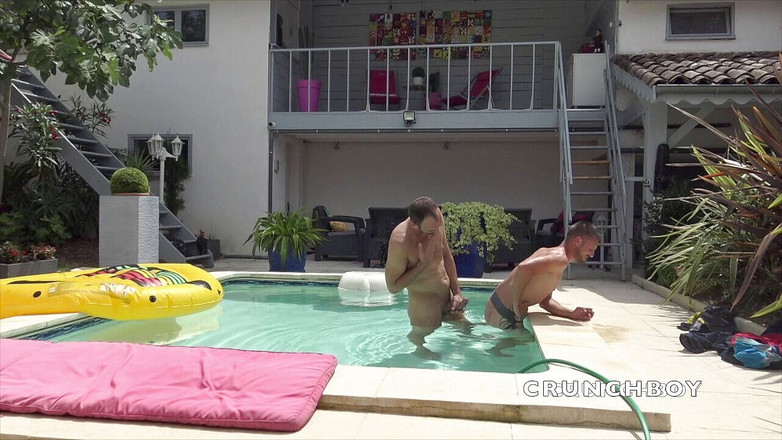 Twinks creampied by straight boys: Twink knullad rå av sin vän i poolen