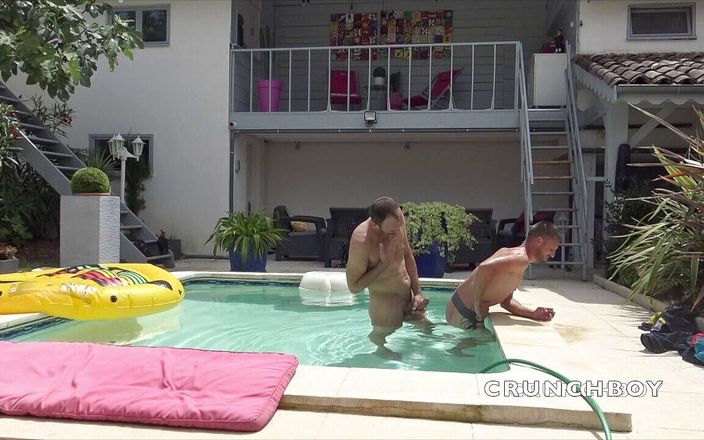 Twinks creampied by straight boys: Твинк відтраханий своїм другом у басейні