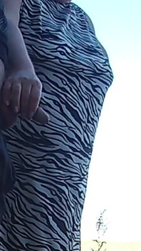 자연에서 오줌 싸는 시어머나 입에 사정하고 정액으로 채웠어