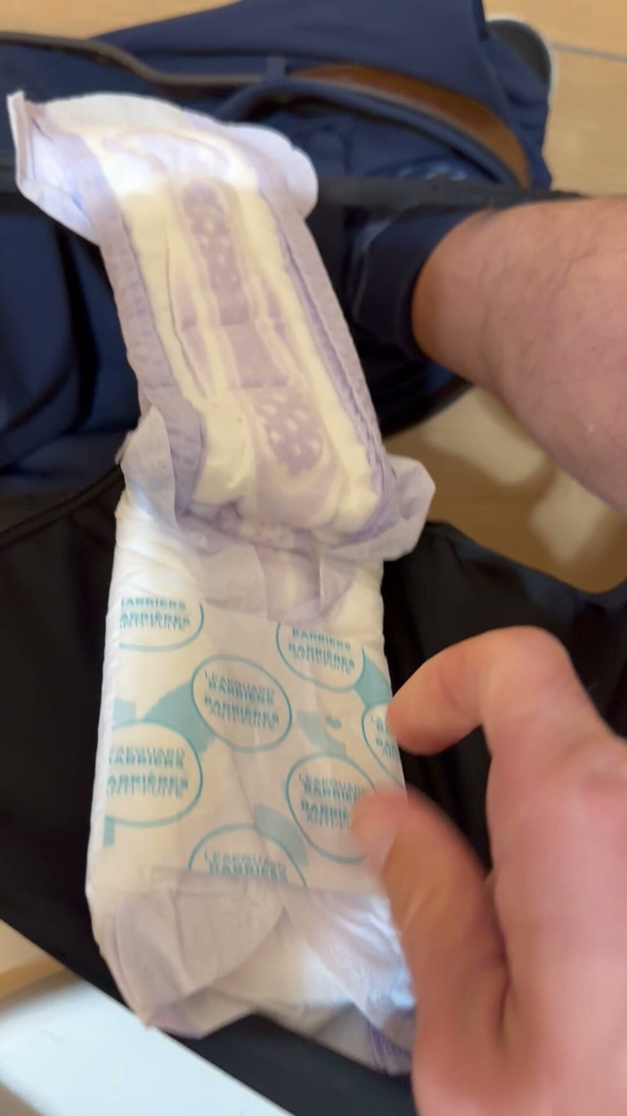 Takepad: Señoras habitación meando y cambio de almohadilla en bragas