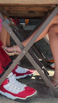 Cupluri swinger se întâlnesc pentru schimb de soții și fac sex pasional pe aceeași canapea