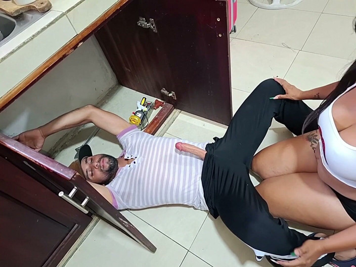 Lady: La bella matrigna con un gran culo scopa il vicino...