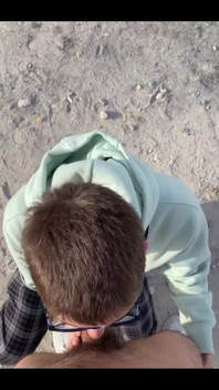 Teenager lutscht mich vor dem Hintergrund der Berge in der Natur