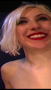 Ggg - Blondýnka se sexy prsy potěší několik mužů. Kouření a gangbang