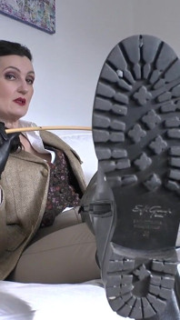 Linge tălpile cizmelor înainte să danseze bastonul! Doamna Victoria Valente