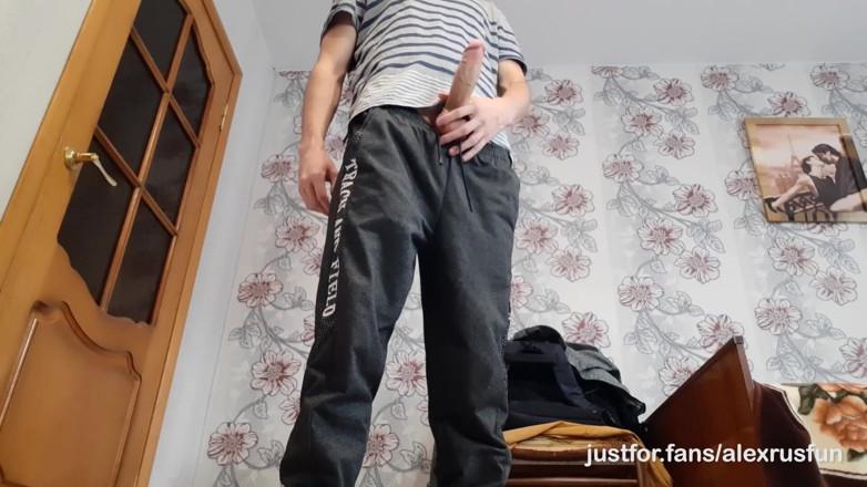 AlexRusFun: Un étudiant excité branle son énorme bite en baisant un jouet sexuel...