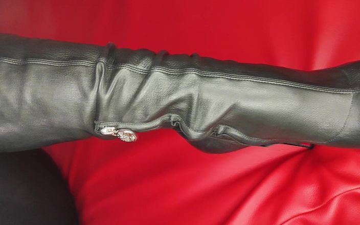 Princess18_: Catsuit de pvc, botas diferentes, garganta profunda