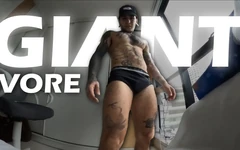 Sweaty Giant kembali dari pelatihan dan bermain dengan manusia mungil, mencoba melahapnya dan menumpahkan sperma ke seluruh tubuhnya