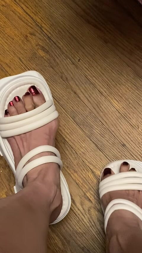 Naelor: Melove sexy kleine voeten in haar witte sandalen