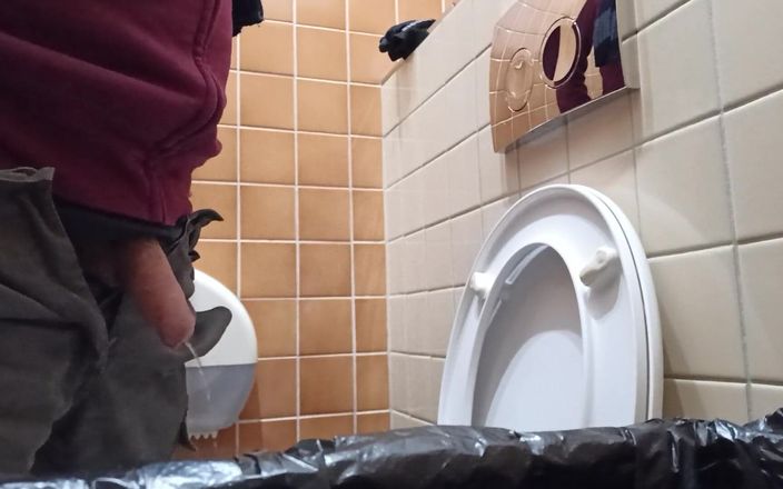 Kinky guy: Писяє в громадському туалеті
