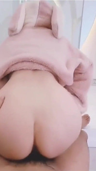 Traumatizando el pequeño agujero rosa y tierno de mi novia