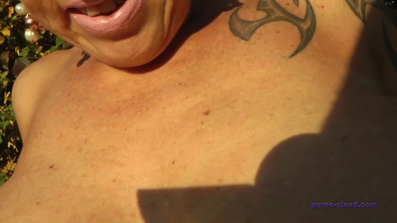Porno Cloud: Vanessas outdoor presentation