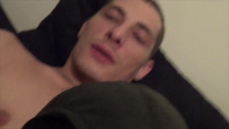 BAREBACK AND CREAMPIE CLUB: Twink umplută cu spermă de Fabien