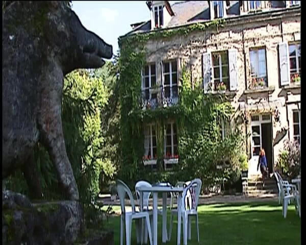 Erotic Club: Les femmes de ménage de noughty adorent baiser leurs invités...