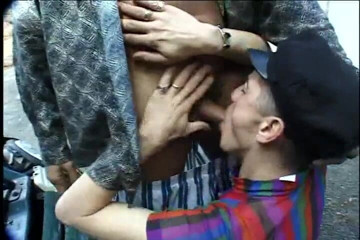 Gays Case: Chico guapo con sombrero le da mamada a este chico...
