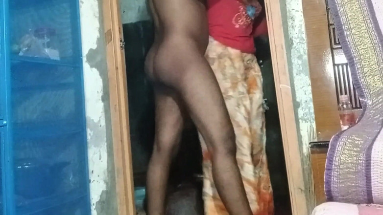 Deshi women: Le fait d’étudiants dans le magasin de l’école est devenu...