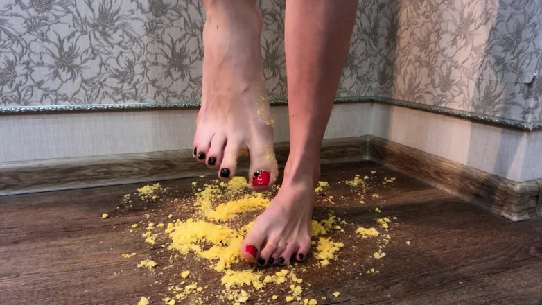 Footmodel Valery: Tattoogirl crushing onion rings